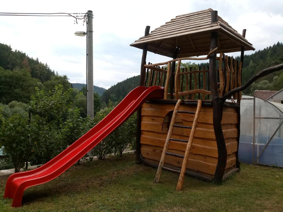 Penzion Apartmany Becov เบชอฟ นาด เทอโพล ภายนอก รูปภาพ