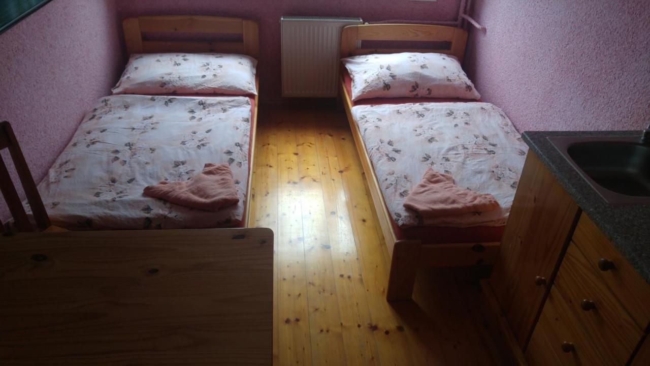Penzion Apartmany Becov เบชอฟ นาด เทอโพล ภายนอก รูปภาพ