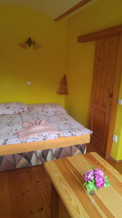 Penzion Apartmany Becov เบชอฟ นาด เทอโพล ภายนอก รูปภาพ