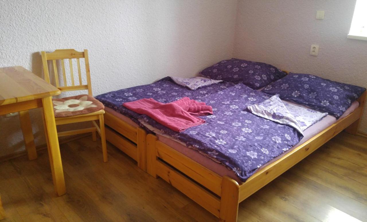 Penzion Apartmany Becov เบชอฟ นาด เทอโพล ภายนอก รูปภาพ