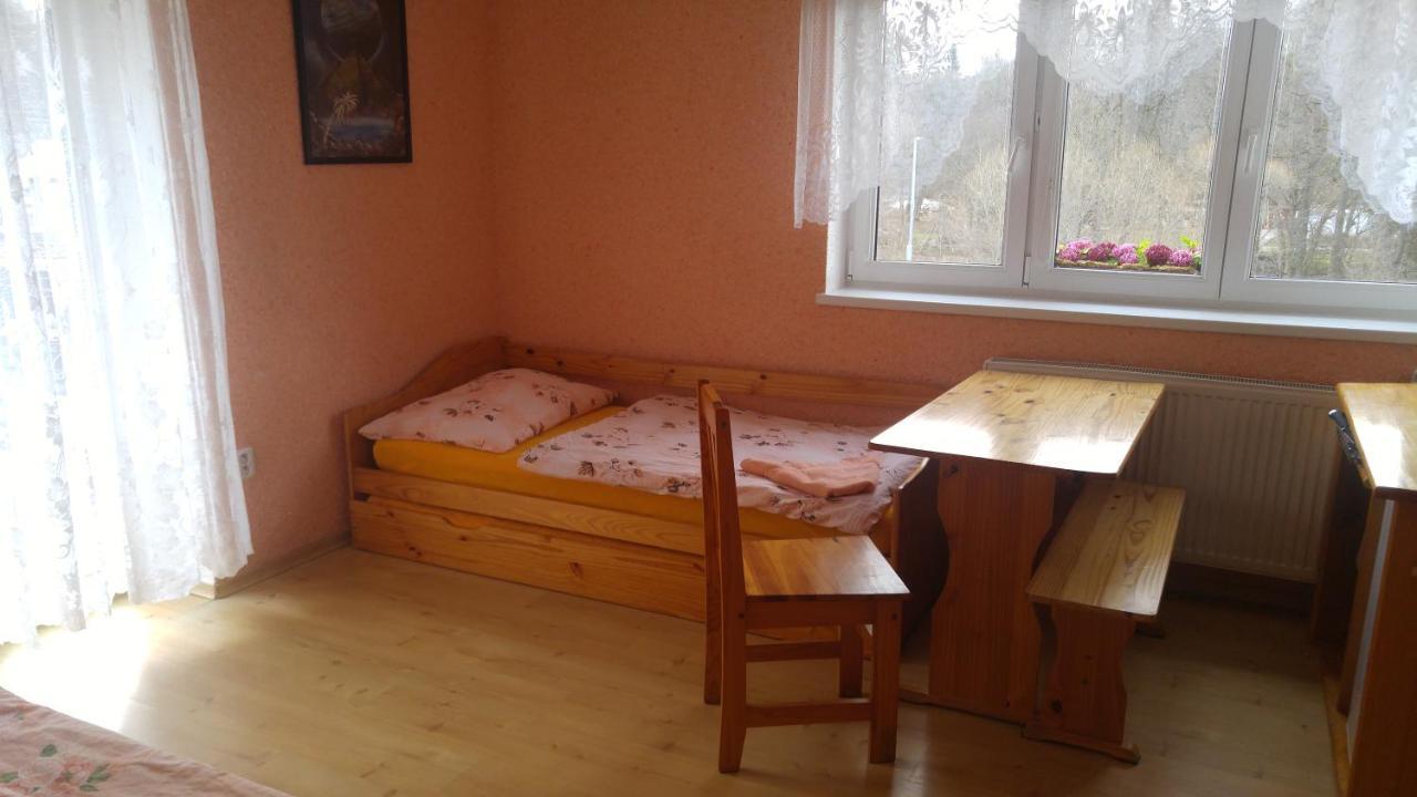 Penzion Apartmany Becov เบชอฟ นาด เทอโพล ภายนอก รูปภาพ