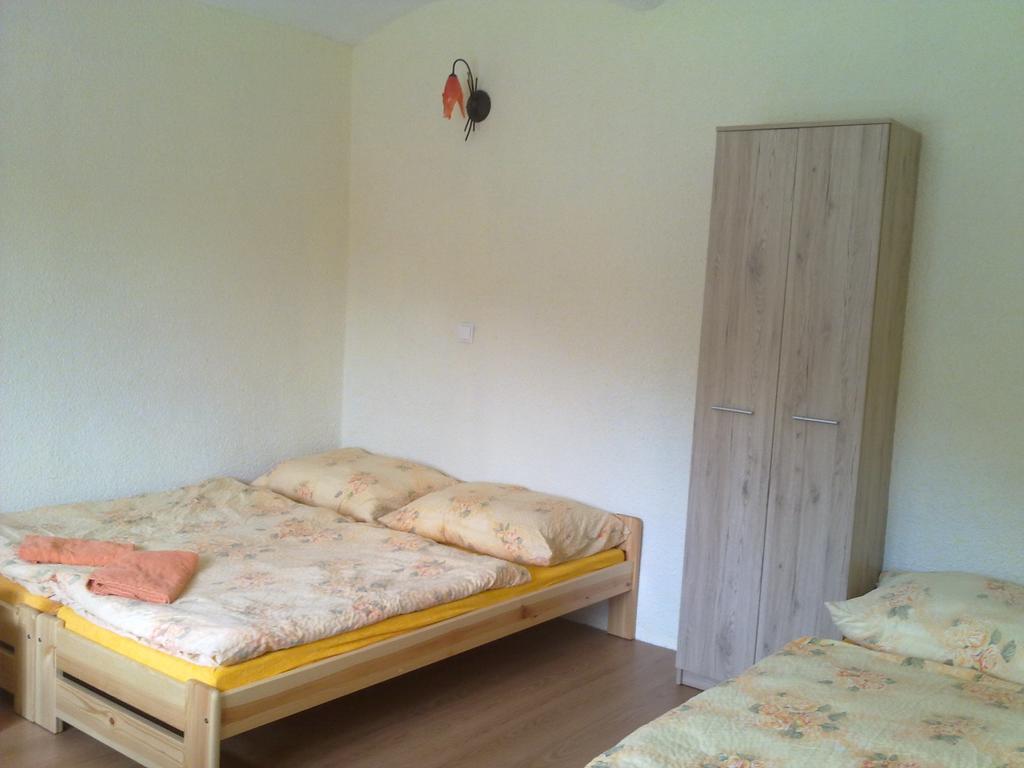 Penzion Apartmany Becov เบชอฟ นาด เทอโพล ภายนอก รูปภาพ